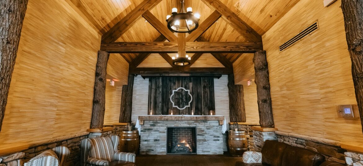 tailwater-barn-fireplace-lounge-socialres-11
